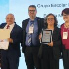Representantes da educação de Joinville seguram certificado e posam para foto