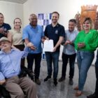 Representantes de entidades recebem chave de carro de prefeito e autoridades