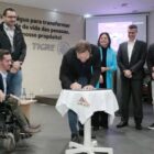 Prefeito assina Lei observado por outras autoridades