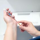 Profissional da saúde manipula seringa com imunizante