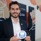 Secretário de inovação segura placa da premiação recebida