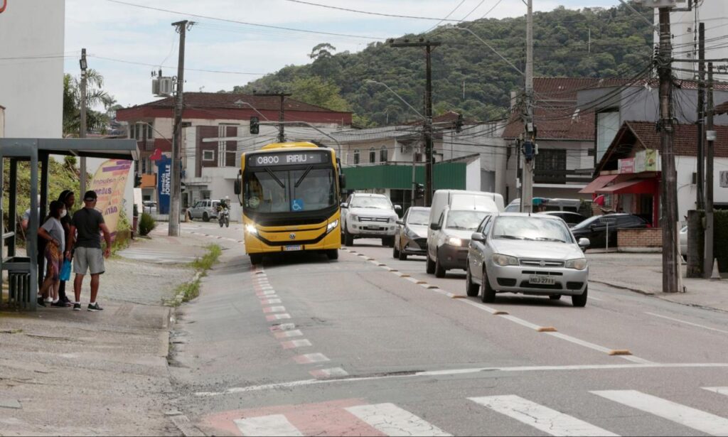 Prefeitura vai requalificar asfalto do corredor de ônibus em trecho da rua Iririú