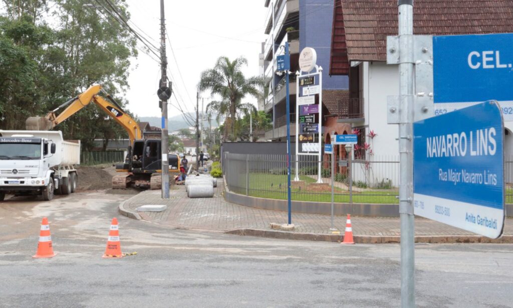 Prefeitura realiza a requalificação da drenagem na rua Major Navarro Lins