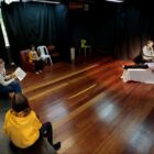 Alunos encenam peça no palco