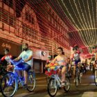 Ciclistas desfilam pelo Centro com decoração natalina
