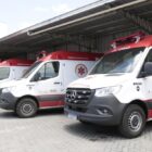 três ambulâncias estacionadas