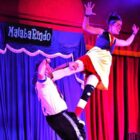Ator e atriz encenam em palco