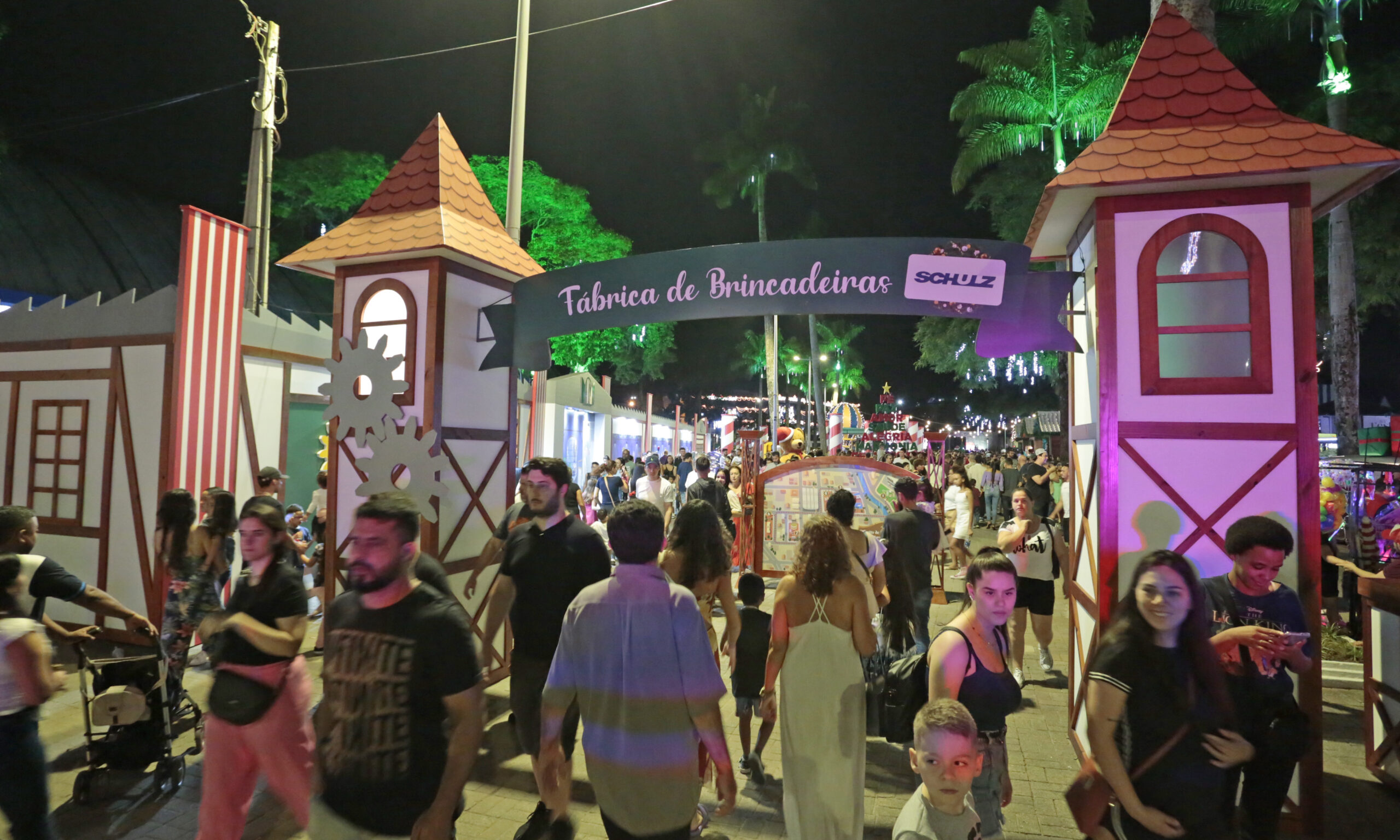 Público prestigia atrações na Vila do Papai Noel