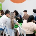Consumidores sentados são atendidos por técnicos do Procon