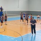 Dois times disputam partida de vôlei em quadra