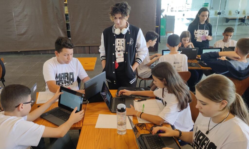 Alunos de Escolas Municipais desenvolvem soluções sobre cidades inteligentes em maratona de programação