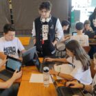 Alunos em frente ao computador na Maratona