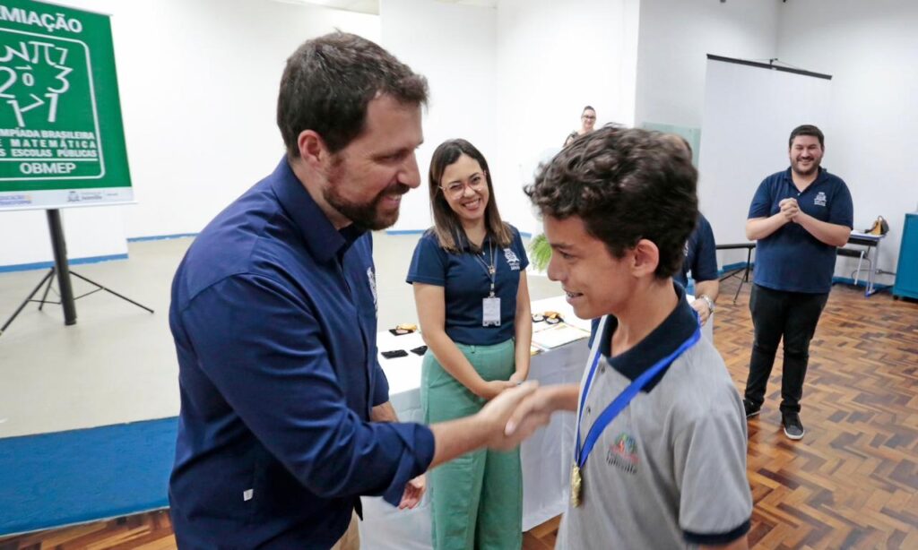 Secretaria de Educação premia medalhistas da Olimpíada Brasileira de Matemática das Escolas Públicas
