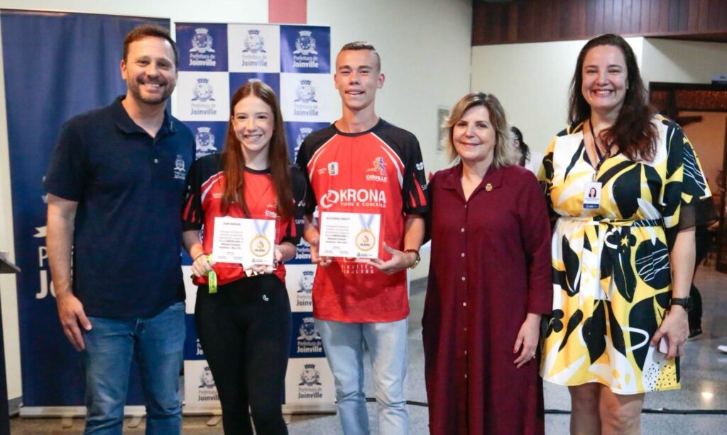Prefeitura homenageia atletas e técnicos que ganharam troféu de Campeão Geral da Olesc