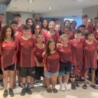 Atletas uniformizados posam para foto