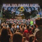 Pessoas lotam rua do Papai Noel com decoração de Natal