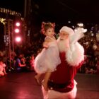 papai Noel com criança no colo