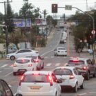 Rua com carros trafegando
