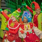 Pessoas fantasiadas de duendes