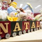 Mesa com enfeites de Natal