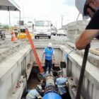 Técnicos realizam trabalho em tubulação