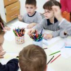 Crianças desenham com lápis coloridos