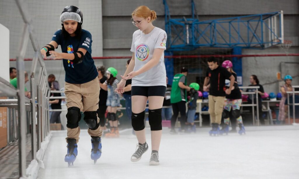 Natal de Joinville promove dia exclusivo para pessoas com deficiência aproveitarem a pista de patinação no gelo