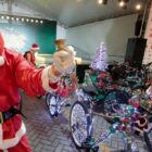 Papai Noel em frente a bicicletas
