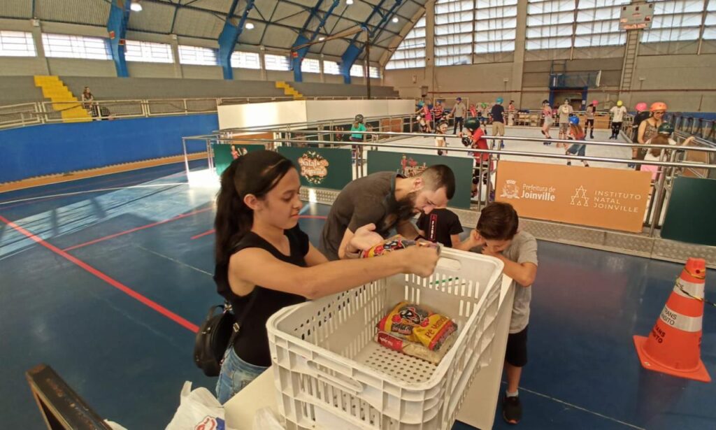 Natal de Joinville realiza ações solidárias e arrecada alimentos e brinquedos