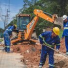 Trabalhadores escavam via