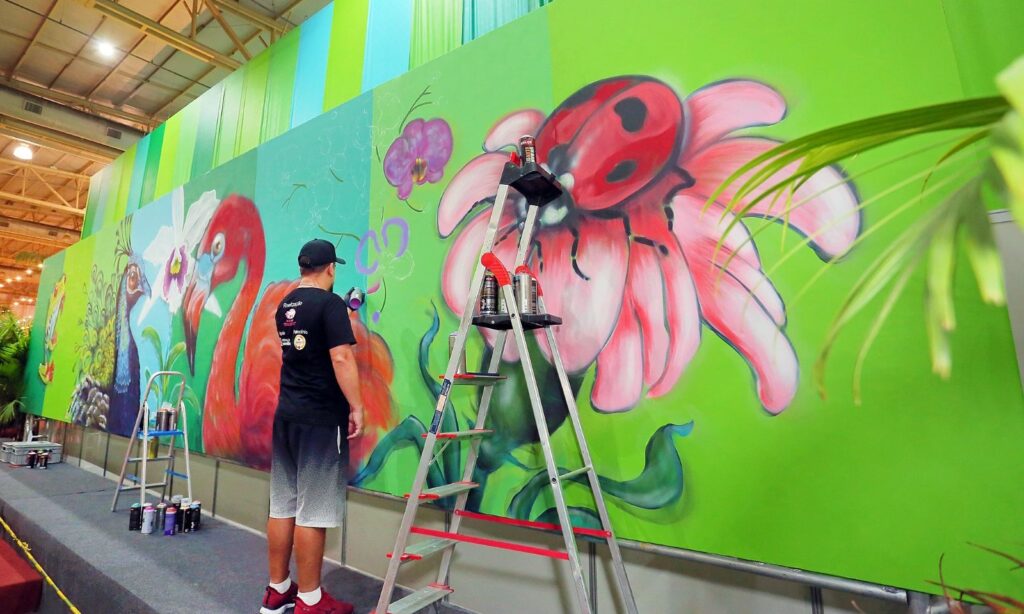 Hospital São José recebe doação de painel pintado pelos Irmãos Feitosa e R$ 2,5 mil
