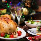 Imagem de uma mesa com peru e enfeitada para o Natal