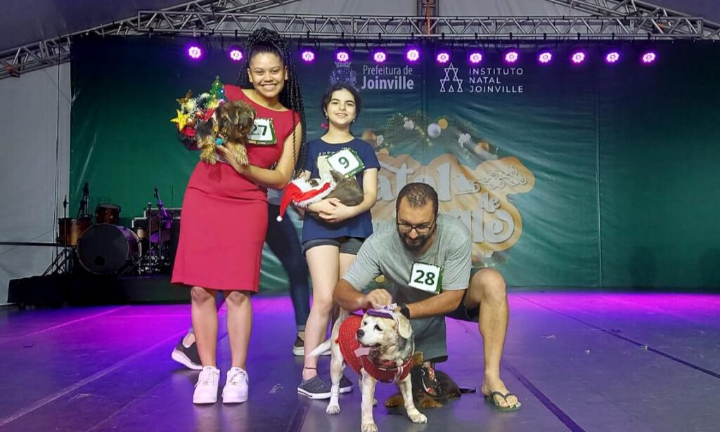 No clima natalino, cerca de 300 pets participaram de Caminhada Pet Todas as Vidas Importam