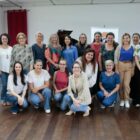 Dezenas de mulheres posam para foto