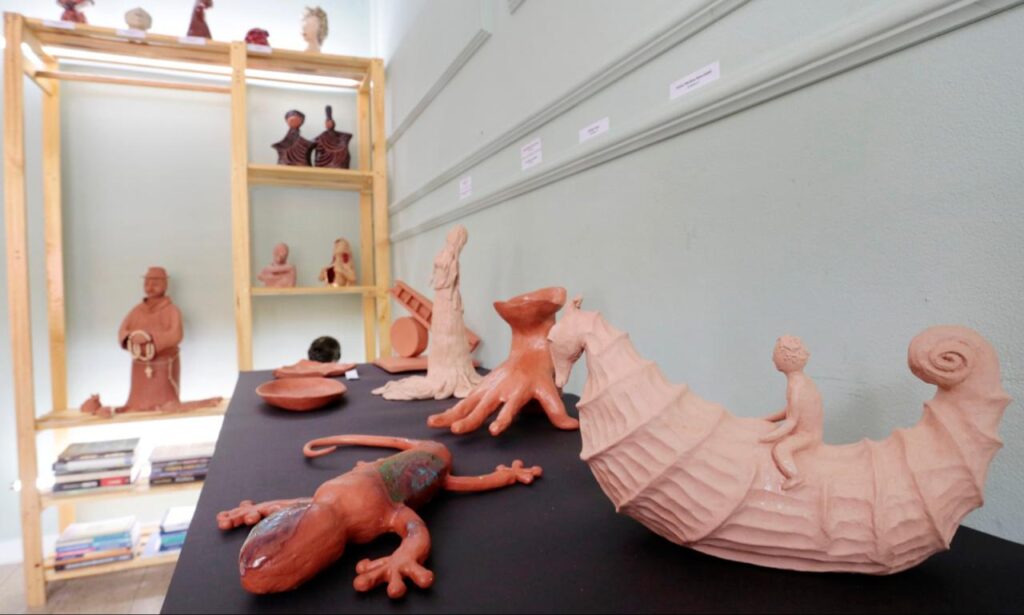 Obras em cerâmica dos alunos da Casa da Cultura de Joinville estão em exposição