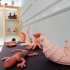 Obras em cerâmica em exposição