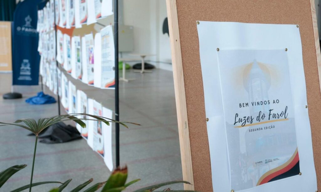Projeto sociais, culturais e esportivos que receberam o selo O Farol estão em exposição