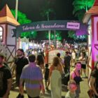 Pessoas andam pelo centro da cidade onde há decoração de natal