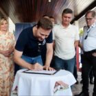 Prefeito Adriano SIlva assina Ordem de Serviço para pavimentação de 65 ruas no Vila Nova