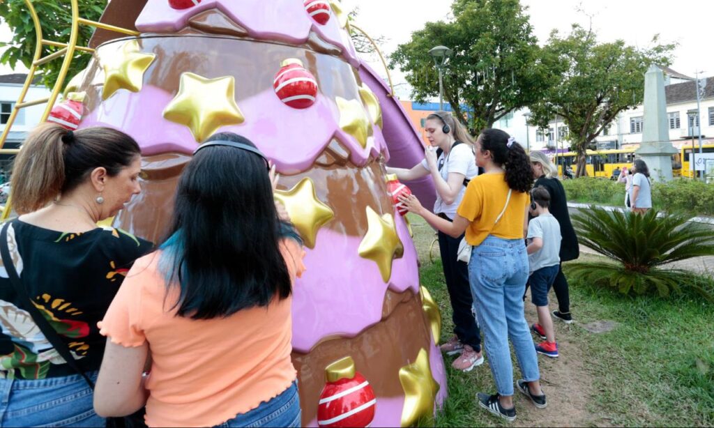 Natal de Joinville realiza visita guiada com áudiodescrição para pessoas com deficiência visual