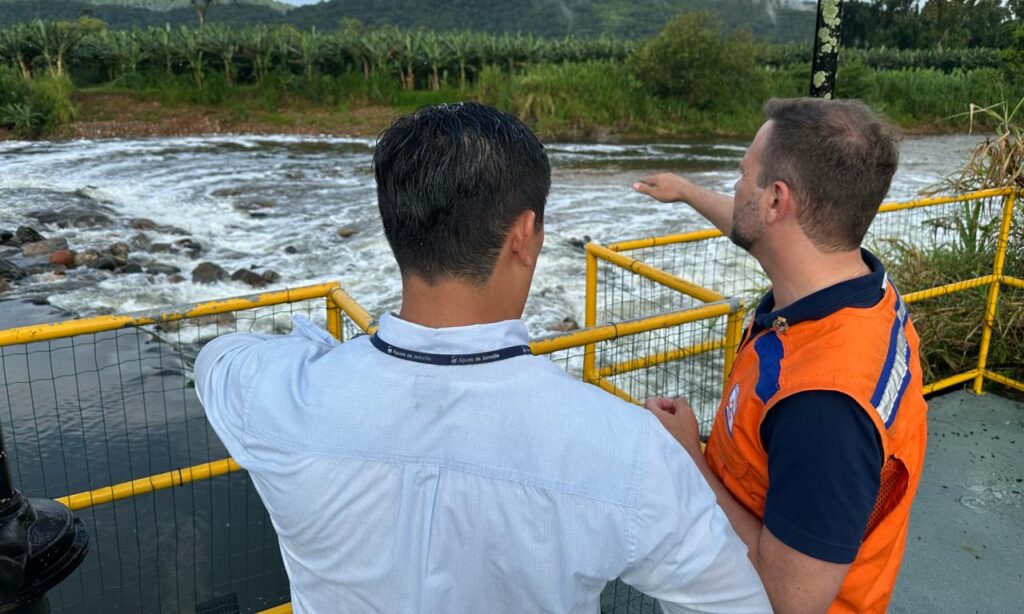 Companhia Águas de Joinville monitora água do rio Cubatão