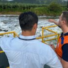 Prefeito e técnico olham para estação de tratamento de água