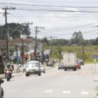 Via de mão dupla com carros e caminhões trafegando