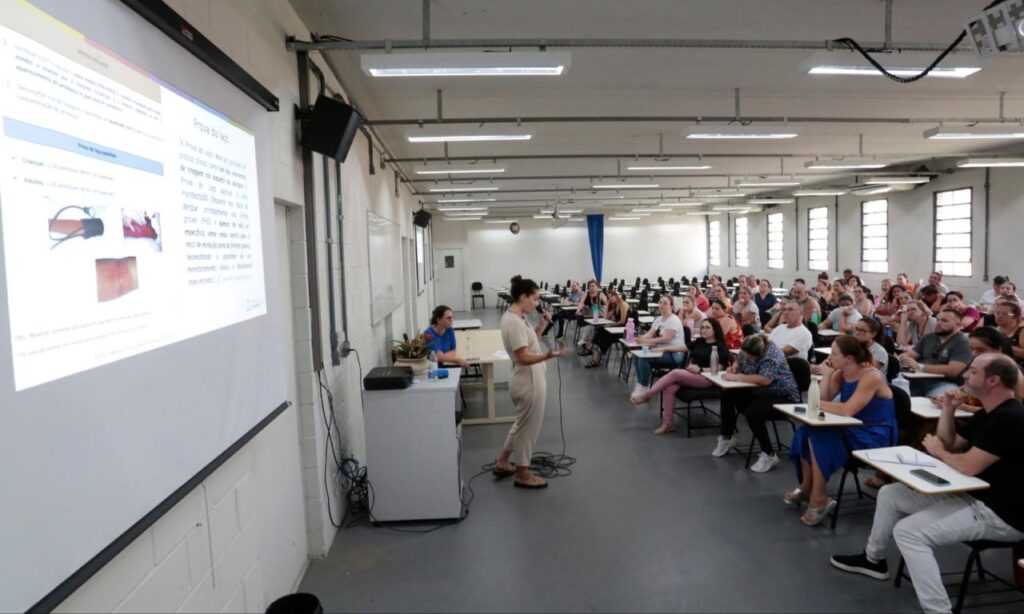 Profissionais da saúde recebem capacitação e atualização sobre dengue