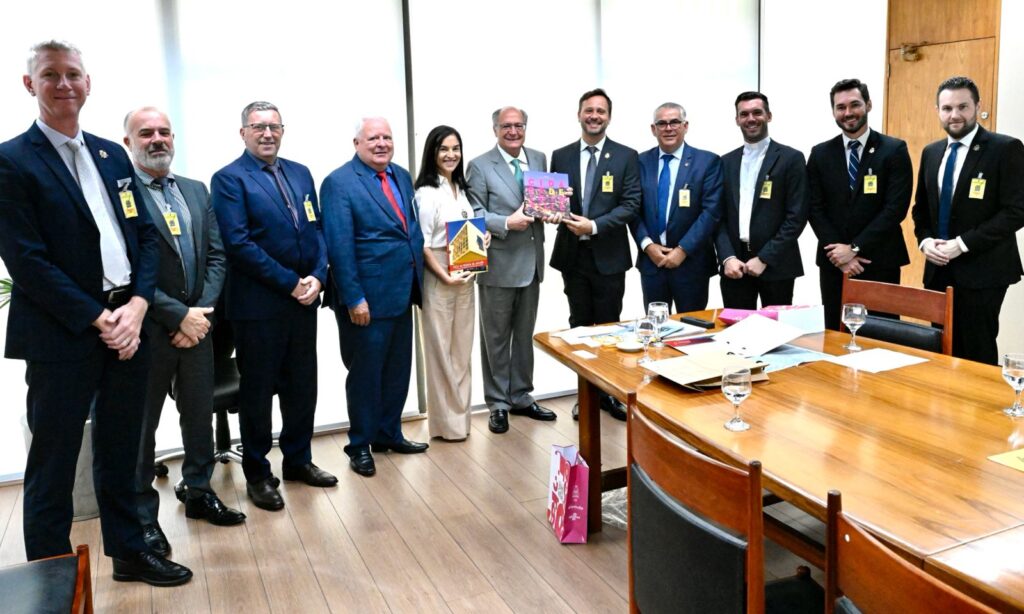 Prefeito Adriano Silva participa de reunião com o vice-presidente e ministro Geraldo Alckmin