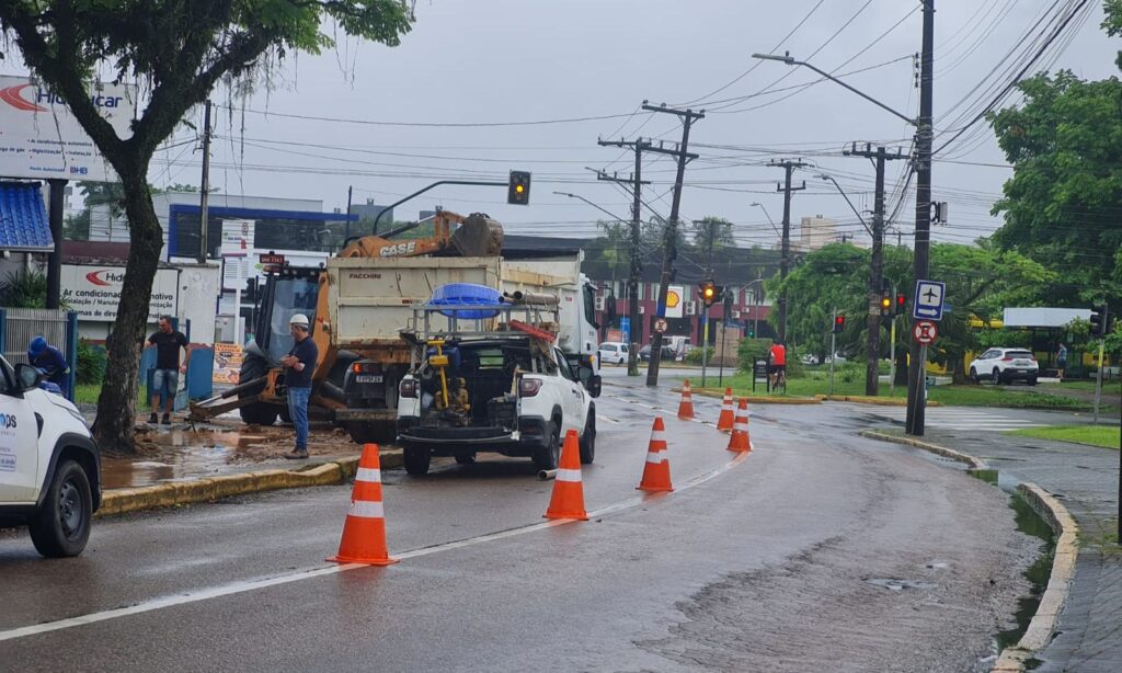 Companhia Águas de Joinville trabalha em manutenção na rua Dona Francisca