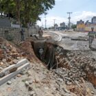 Operários trabalham em escavação