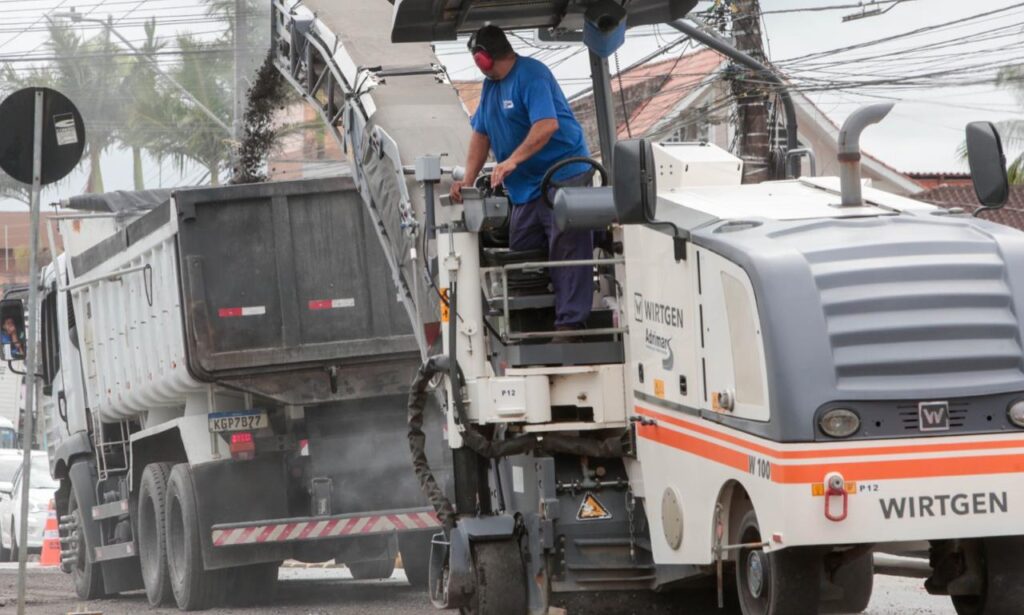 Seinfra realiza recuperação asfáltica em entroncamento no binário do Iririú