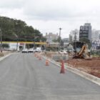 Rua com asfalto novo e cones