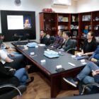 Representantes da comitiva chinesa e da Prefeitura reunidos em volta da mesa no gabinete do prefeito.